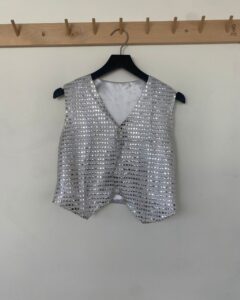 [ÖVER-01] Silvriga Glitter Västar Antal: 19 st | Storlek: 7 x 140, 4 x 150, 6 x 160