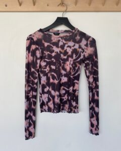 [ÖVER-20] Lila, Orange, mörk flammig mesh top Antal: 15 st | Storlek: XS 15 st