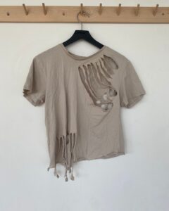 [ÖVER-24] Beiga klippta tshirts Antal: 14st - alla har olika designs, 4 st hela | S 8 st M 6 st