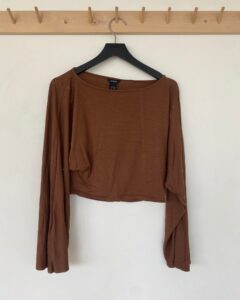 [ÖVER-25] Brun långärmad tröja Antal: 11st | XS/S 7 st M/L 2 st XL/XXL 2 st