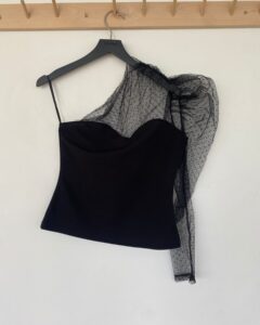 [ÖVER-32] Svart top med en arm Antal: 12st | S 4 st M 5 st L 2 st XL 1 st