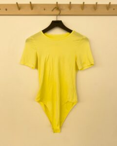 [ÖVER-35] Gul kortärmad body Antal: 21st | S 11 st M 4 st L 4 st XL 2 st