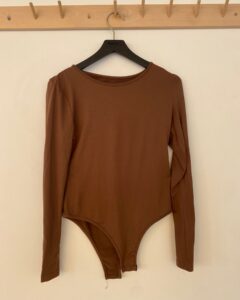 [ÖVER-37] Brun långärmad body Antal: 7st | S 1 st M 2 st L 3 st XL 1 st