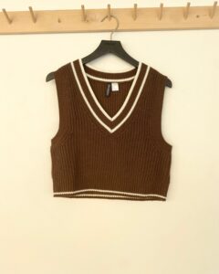 [ÖVER-42] Brun stickad väst med vit v- ring detalj Antal: 15st | XXS 5 st XS 3 st S 3 st M 3 st L 1 st
