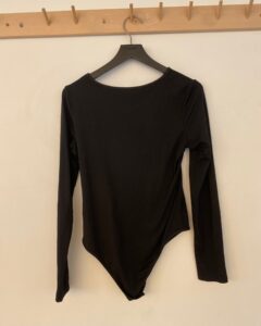 [ÖVER-43] Svart långärmad body Antal: 7st | S 1 st M 2 st L 3 st XL 1 st