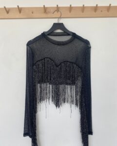 [ÖVER-07] Glitter tröjor med fransar Antal: 17 st | Storlek: XS 7 st S 7 st M 2 st L 1 st